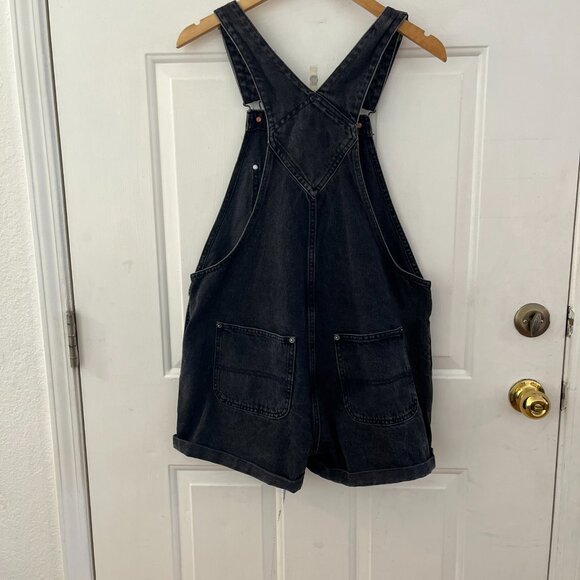 Old Navy Woman's Black Slouchy Shortie Washed Coal Jean Overall Shorts Sz Med - Picture 4 of 8